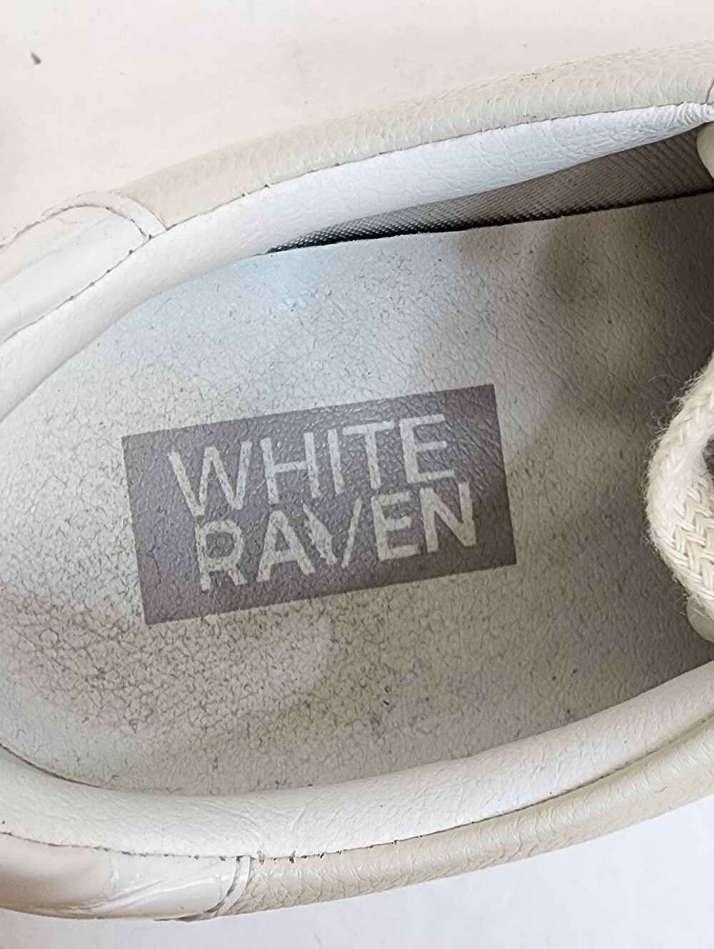 Cream Star Accent Leather Sneakers Size 9 - Picture 8 of 11